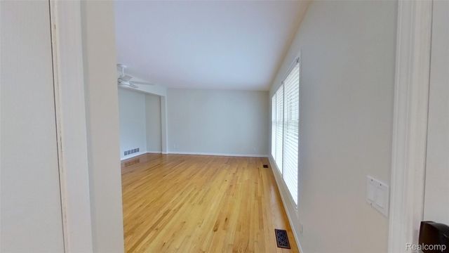 715 Lakeside Drive, Waterford Charter Township, MI 48328