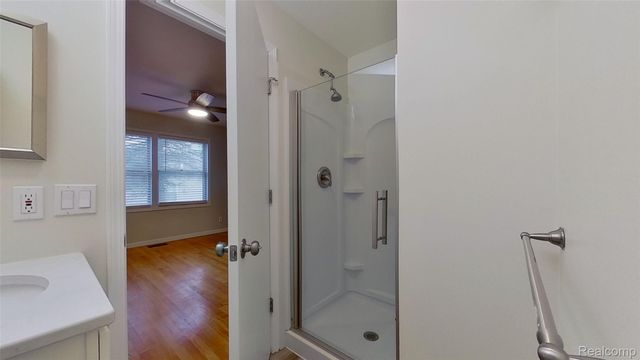 715 Lakeside Drive, Waterford Charter Township, MI 48328