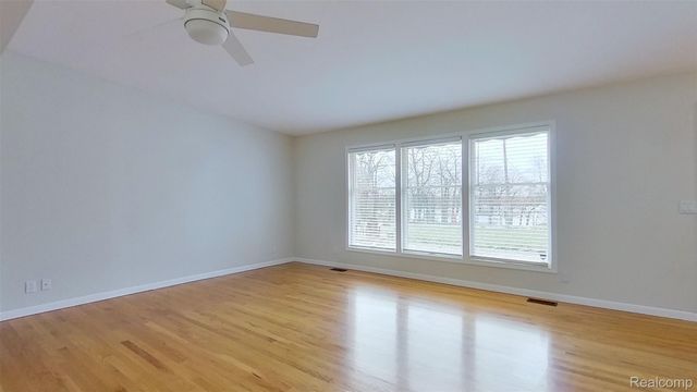 715 Lakeside Drive, Waterford Charter Township, MI 48328