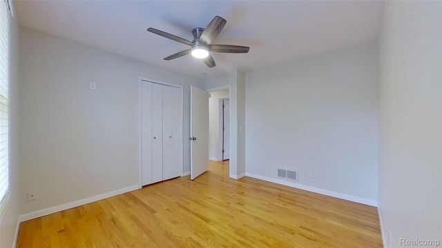 715 Lakeside Drive, Waterford Charter Township, MI 48328