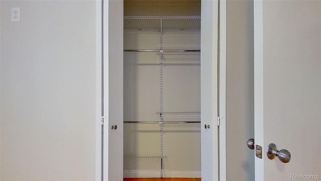 715 Lakeside Drive, Waterford Charter Township, MI 48328