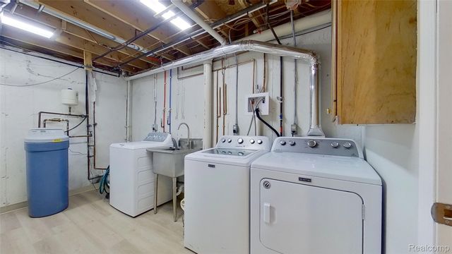 715 Lakeside Drive, Waterford Charter Township, MI 48328