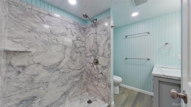 715 Lakeside Drive, Waterford Charter Township, MI 48328