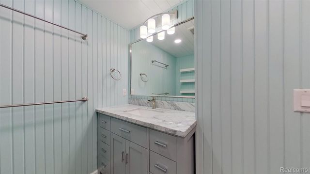 715 Lakeside Drive, Waterford Charter Township, MI 48328