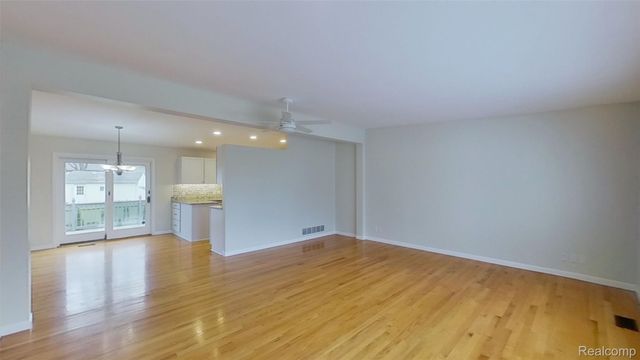 715 Lakeside Drive, Waterford Charter Township, MI 48328