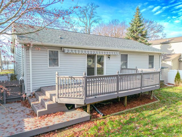 715 Lakeside Drive, Waterford Charter Township, MI 48328