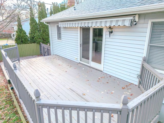 715 Lakeside Drive, Waterford Charter Township, MI 48328