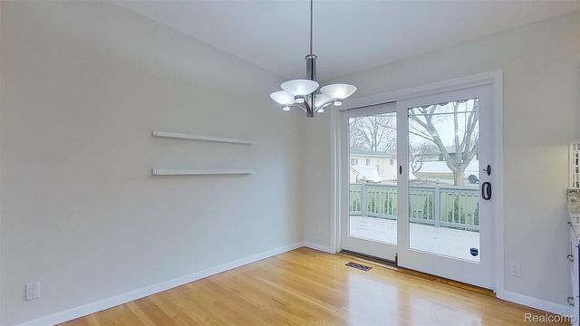 715 Lakeside Drive, Waterford Charter Township, MI 48328