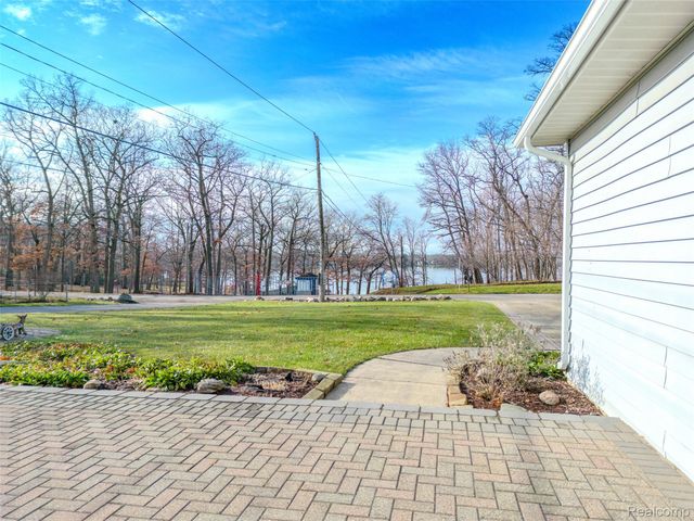 715 Lakeside Drive, Waterford Charter Township, MI 48328