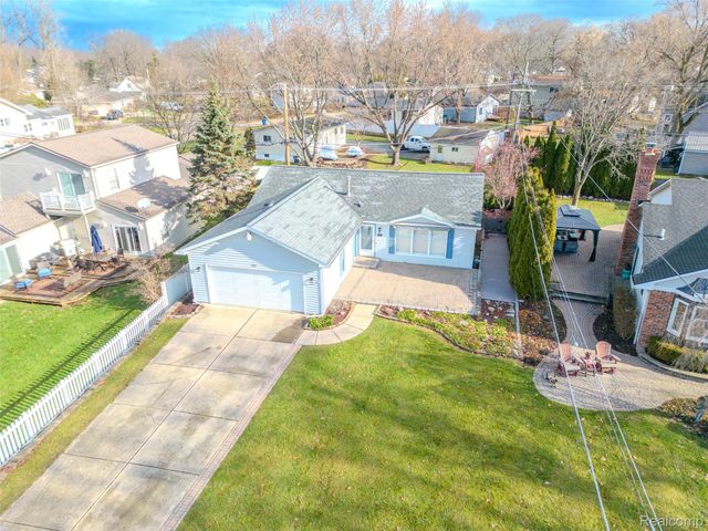 715 Lakeside Drive, Waterford Charter Township, MI 48328