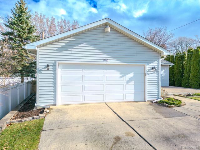 715 Lakeside Drive, Waterford Charter Township, MI 48328