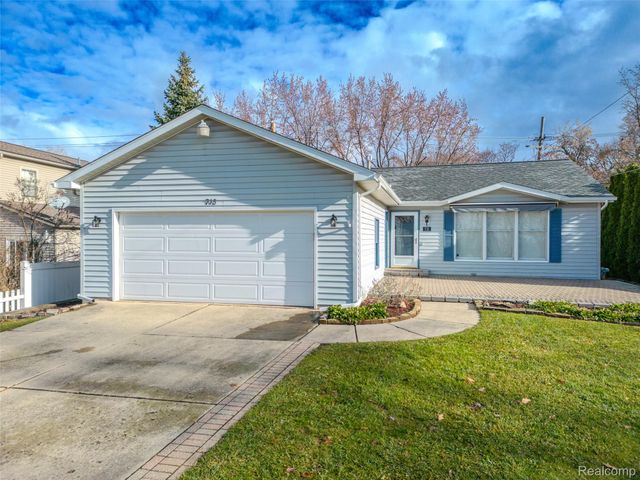 715 Lakeside Drive, Waterford Charter Township, MI 48328