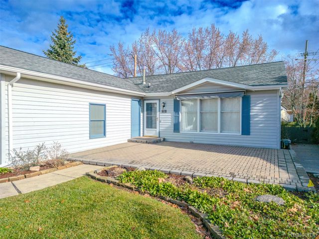 715 Lakeside Drive, Waterford Charter Township, MI 48328