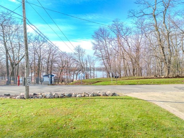 715 Lakeside Drive, Waterford Charter Township, MI 48328