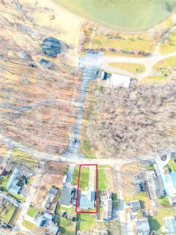 715 Lakeside Drive, Waterford Charter Township, MI 48328