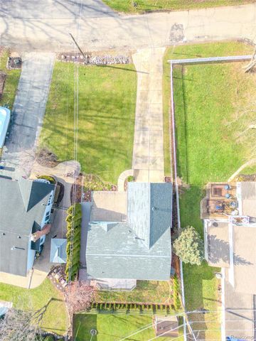 715 Lakeside Drive, Waterford Charter Township, MI 48328