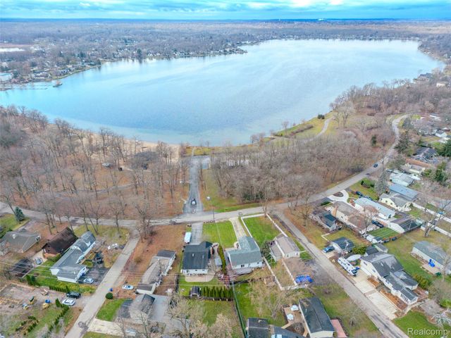 715 Lakeside Drive, Waterford Charter Township, MI 48328