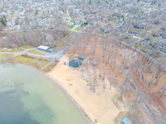 715 Lakeside Drive, Waterford Charter Township, MI 48328