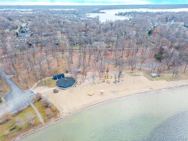 715 Lakeside Drive, Waterford Charter Township, MI 48328