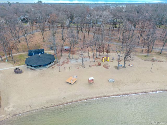 715 Lakeside Drive, Waterford Charter Township, MI 48328