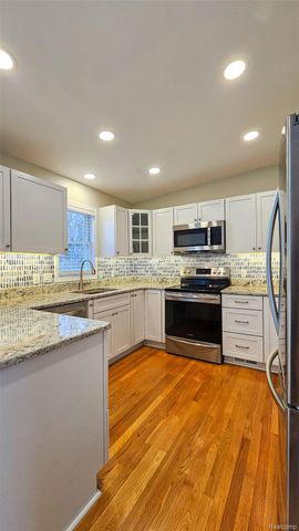 715 Lakeside Drive, Waterford Charter Township, MI 48328