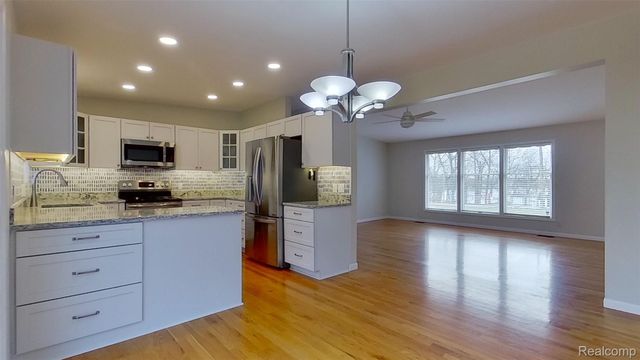 715 Lakeside Drive, Waterford Charter Township, MI 48328