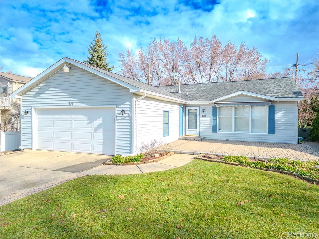715 Lakeside Drive, Waterford Charter Township, MI 48328