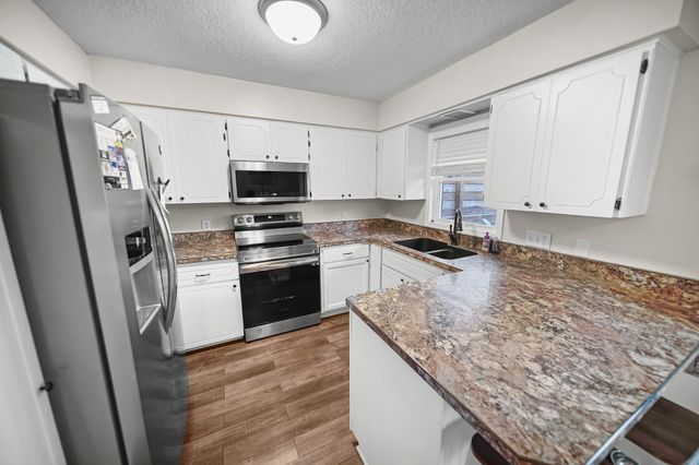 1433 N 7th Avenue E, Newton, IA 50208