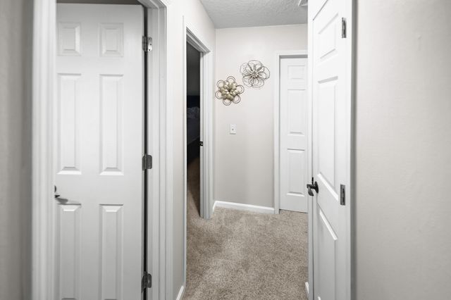 1433 N 7th Avenue E, Newton, IA 50208