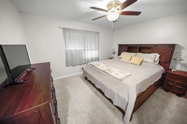 1433 N 7th Avenue E, Newton, IA 50208