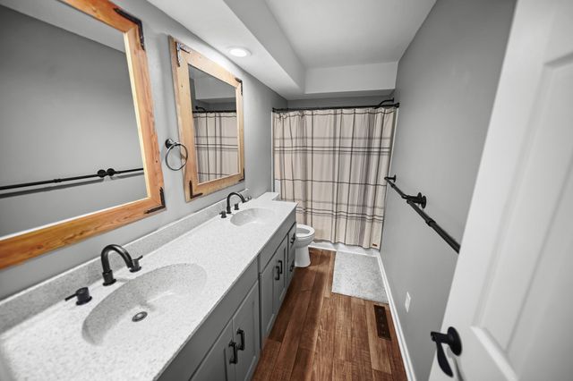 1433 N 7th Avenue E, Newton, IA 50208