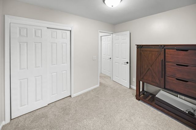 1433 N 7th Avenue E, Newton, IA 50208