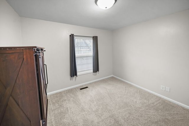 1433 N 7th Avenue E, Newton, IA 50208