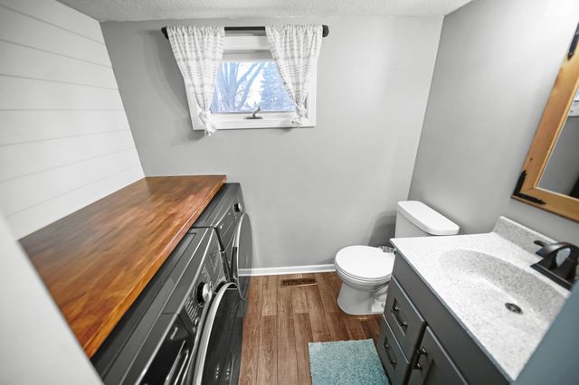 1433 N 7th Avenue E, Newton, IA 50208