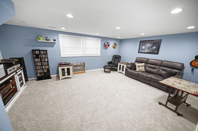 1433 N 7th Avenue E, Newton, IA 50208