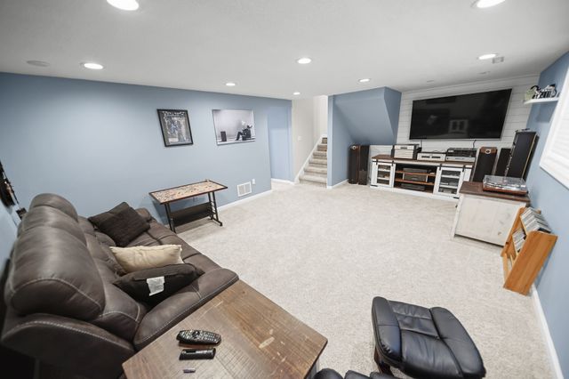 1433 N 7th Avenue E, Newton, IA 50208