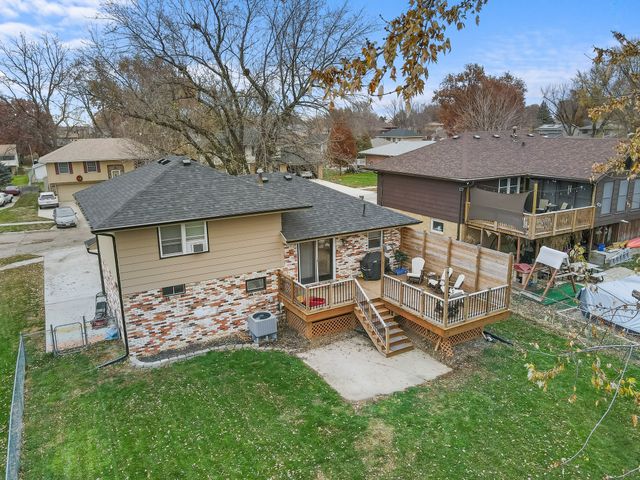 1433 N 7th Avenue E, Newton, IA 50208