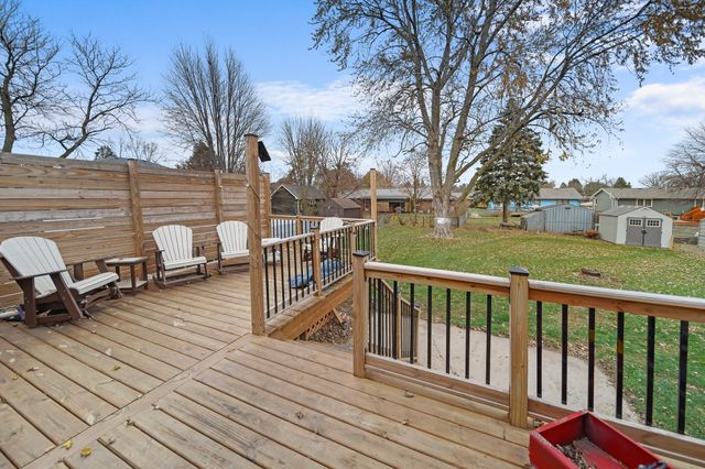 1433 N 7th Avenue E, Newton, IA 50208