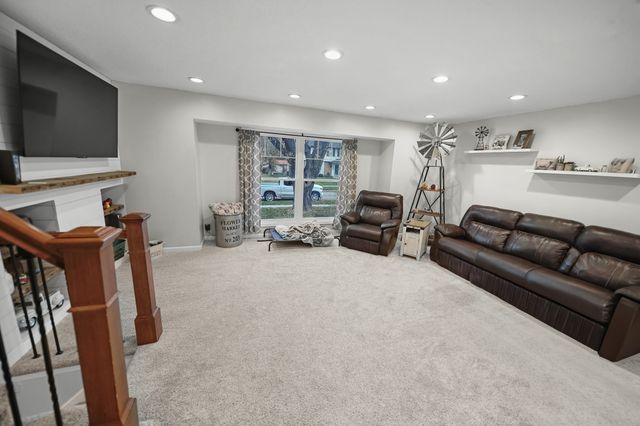 1433 N 7th Avenue E, Newton, IA 50208