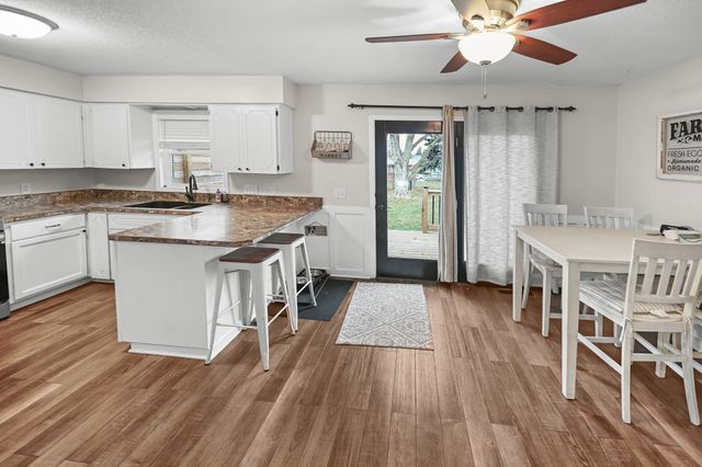 1433 N 7th Avenue E, Newton, IA 50208