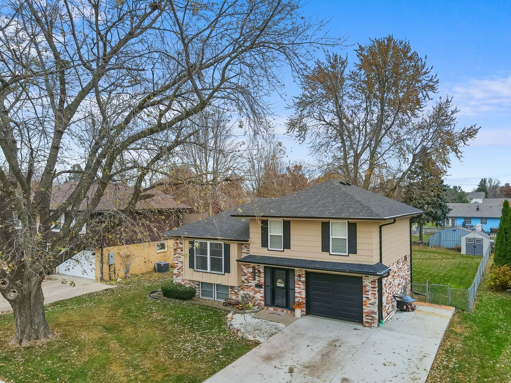 1433 N 7th Avenue E, Newton, IA 50208