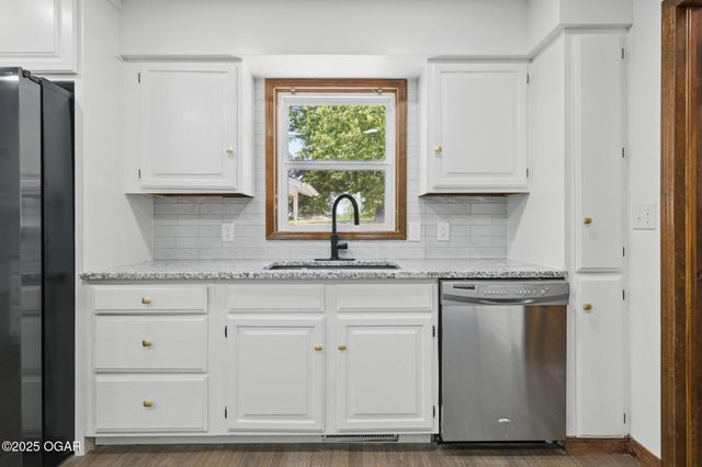 1306 Marion Drive, Neosho, MO 64850