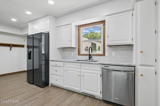 1306 Marion Drive, Neosho, MO 64850