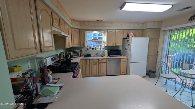 10 Beacon Court 80, Holmdel, NJ 07733