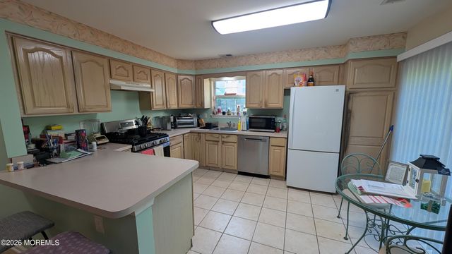10 Beacon Court 80, Holmdel, NJ 07733