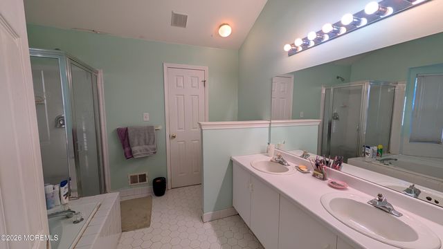 10 Beacon Court 80, Holmdel, NJ 07733