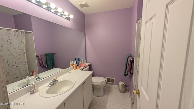 10 Beacon Court 80, Holmdel, NJ 07733