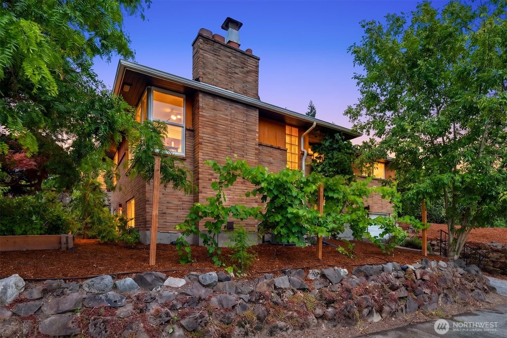 3902 S Genesee Street, Seattle, WA 98118