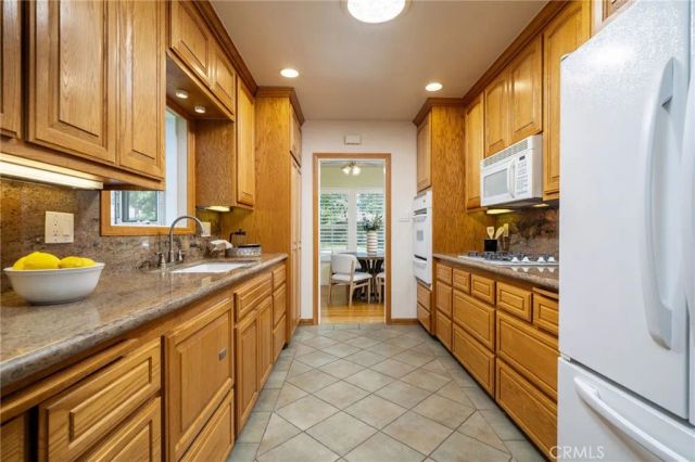 695 N Laurel Avenue, Upland, CA 91786