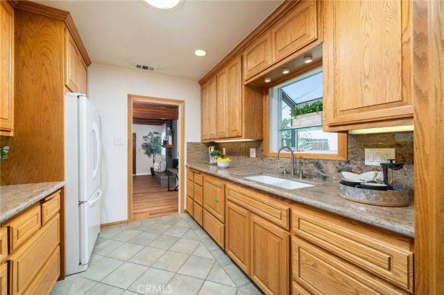 695 N Laurel Avenue, Upland, CA 91786